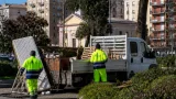 Piazza Cavour, intervento del Comune per rimuovere rifiuti e strutture nelle aiuole