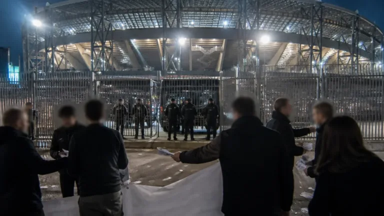 Napoli: la società vieta la coreografia della curva B prima di Napoli-Roma, polemica con i tifosi