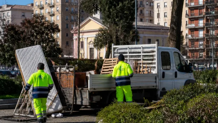 Piazza Cavour, intervento del Comune per rimuovere rifiuti e strutture nelle aiuole