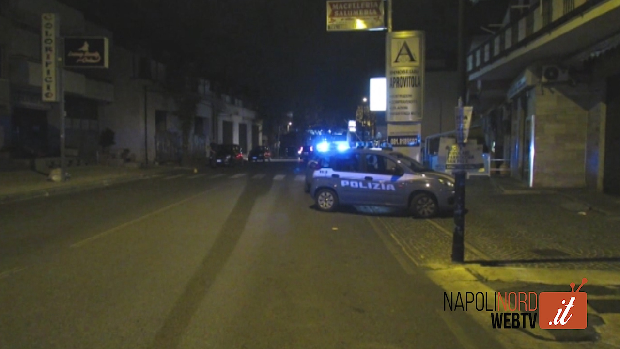 Sparatoria a Giugliano, identificata l’auto: la polizia perquisisce 30 attività tra bar e circoli. Video