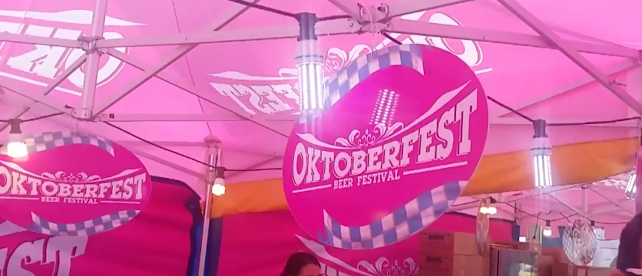 Oktoberfest a Napoli, il centro direzionale ‘inondato’ dai boccali di birra. Video