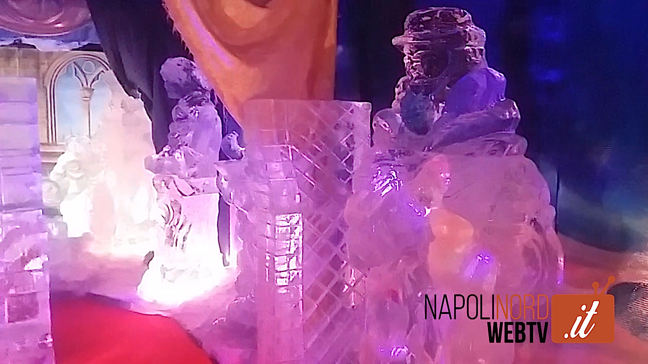 Natale, a Napoli arriva il presepe di ghiaccio: viaggio tra le sculture di pastori e le renne di Babbo Natale. Video