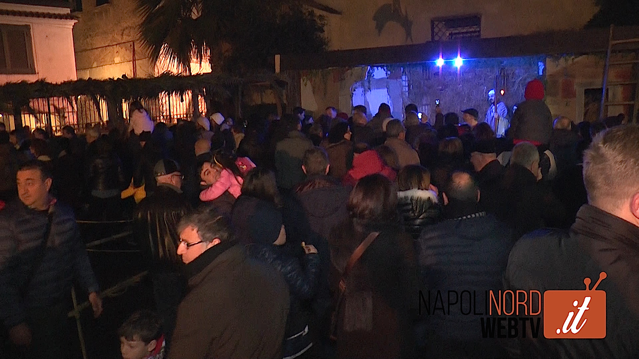 Giugliano, in migliaia al quartiere Sant’Anna per ammirare il ‘Presepe Vivente’ organizzato dai residenti. Video