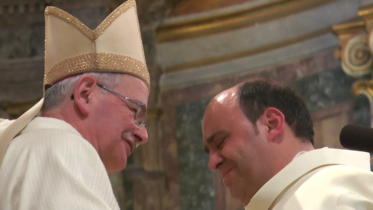 Giugliano in festa, don Alessandro Miraglia è sacerdote: il racconto del suo percorso di fede. Video