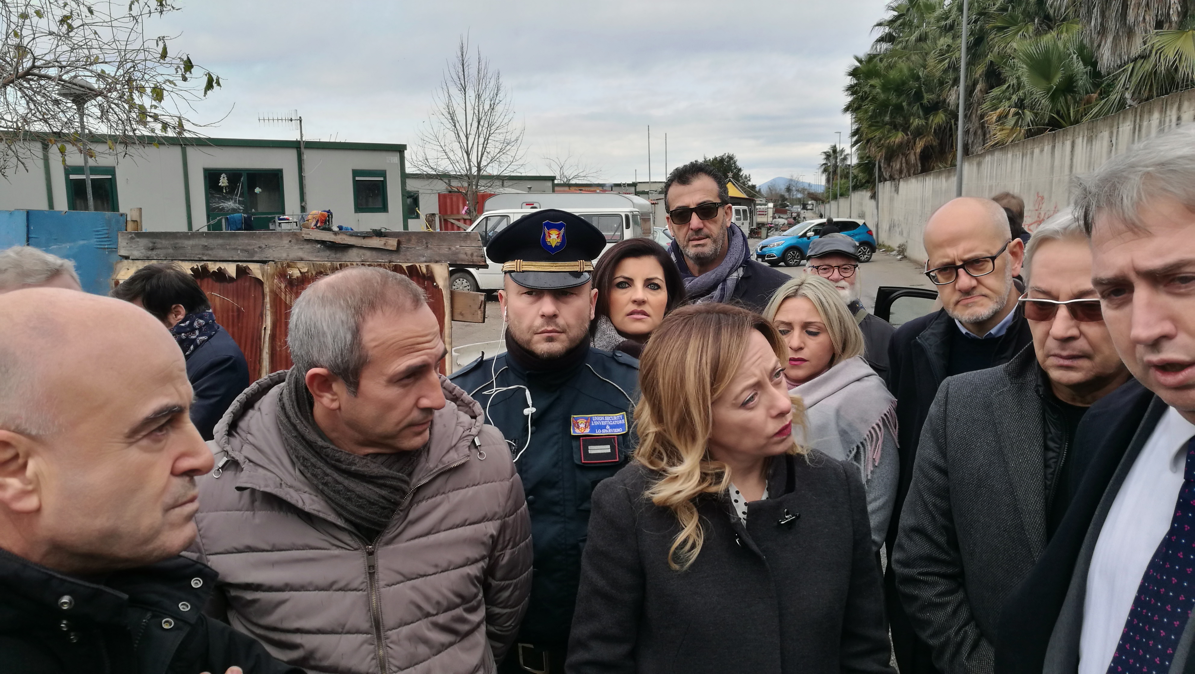 Giugliano, l’onorevole Meloni ai campi rom scortata dalla Union Security e polizia. GUARDA IL VIDEO