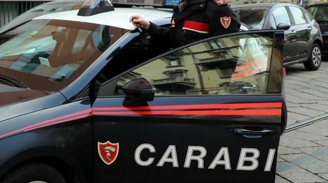 Rapinava clienti di prostitute, 43enne arrestato a Varcaturo