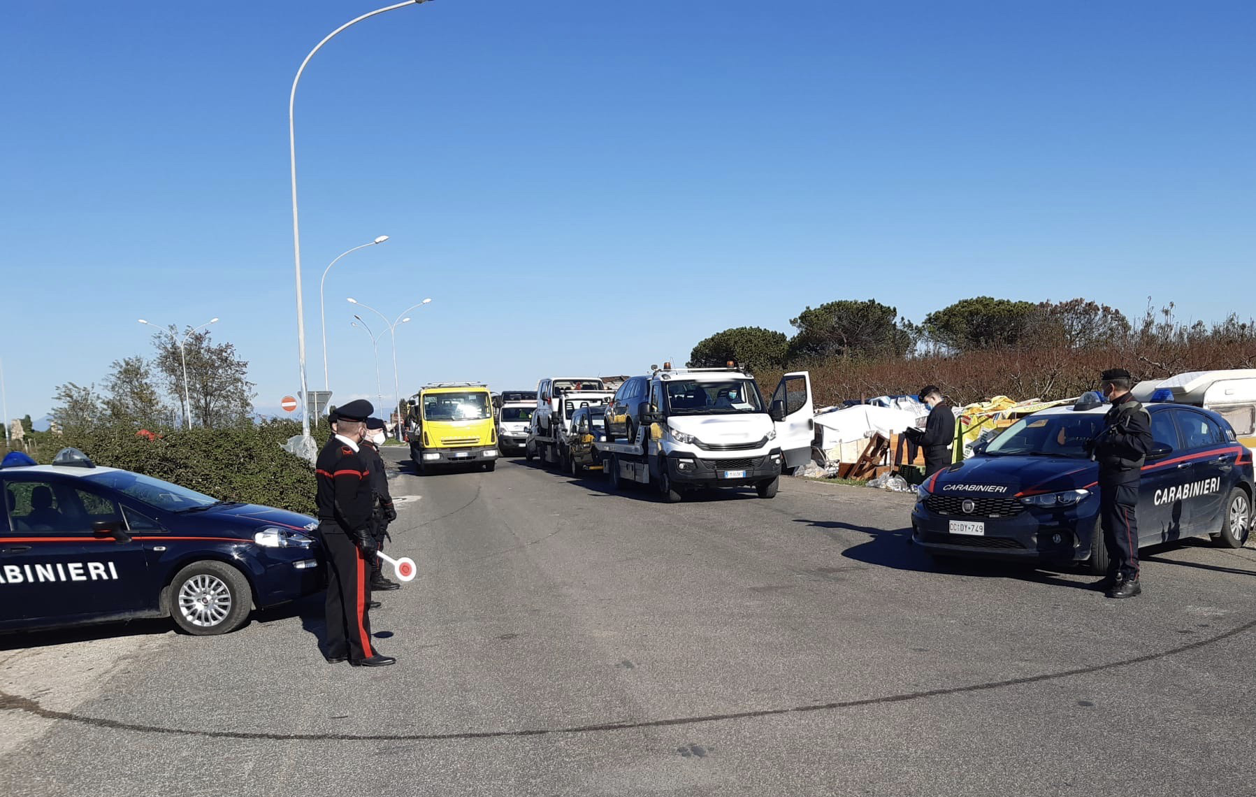 Auto senza assicurazione, sequestrati 7 veicoli al campo rom di Giugliano